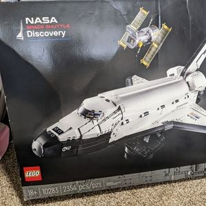 NASA Space Shuttle Discovery 2354 piece Lego set (Open/Damaged box)